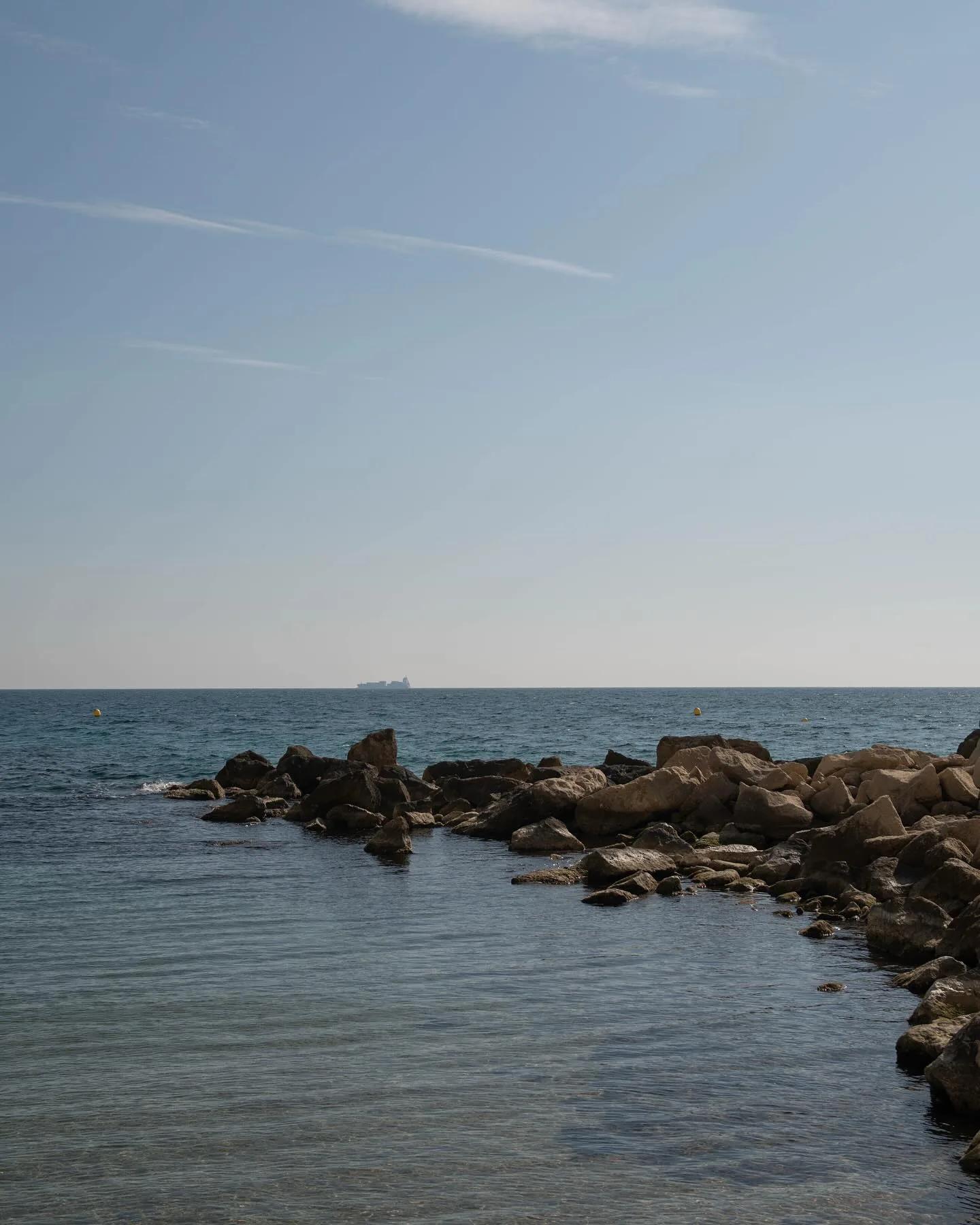 El mar sobre las rocas de La Albufereta al atardecer